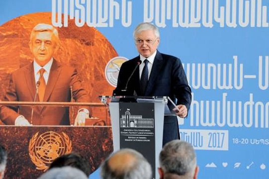 Բաքուն նախընտրում է իր համար ինչ-ինչ մտացածին սցենարներ հորինել. Էդվարդ Նալբանդյան