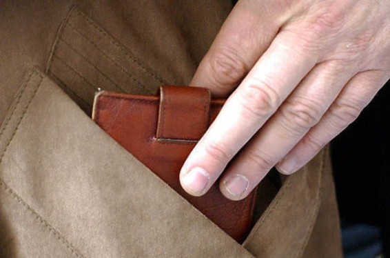 Երևանում միկրոավտոբուսի սրահում տղամարդը գողացել է քաղաքացու դրամապանակը և բանկային քարտով գումար կանխիկացրել