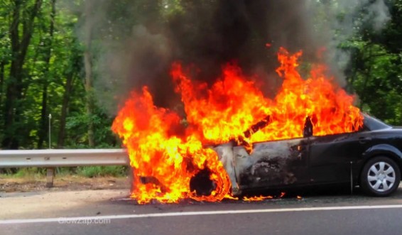 Զվարթնոցի ճանապարհին անվտոմեքենա է բռնկվել. երկու անձ հոսպիտալացվել է