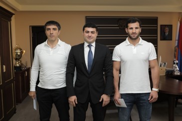 Photo. Մաքսիմ Մանուկյանը և Ալեքսան Հովհաննիսյանն արժանացան դրամական պարգևի