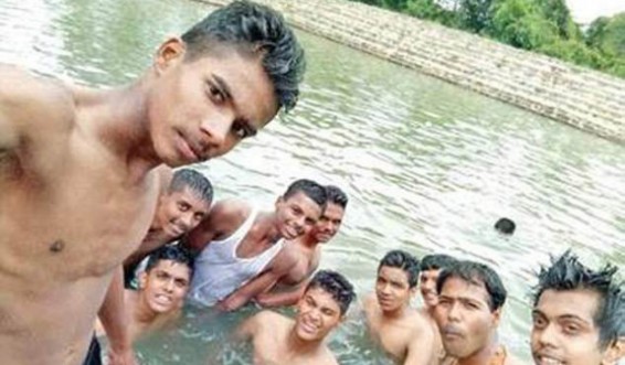 Սելֆի անելիս ուսանողները չեն նկատել, թե ինչպես է հետին պլանում խեղդվել իրենց ընկերը