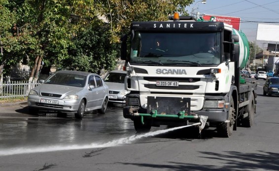Photo. Ջրցան մեքենաները լվացել են Ավանի փողոցները