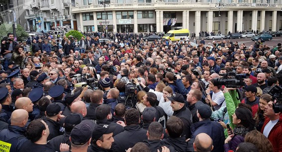 Крики и потасовки: оппозиция протестует в центре Тбилиси