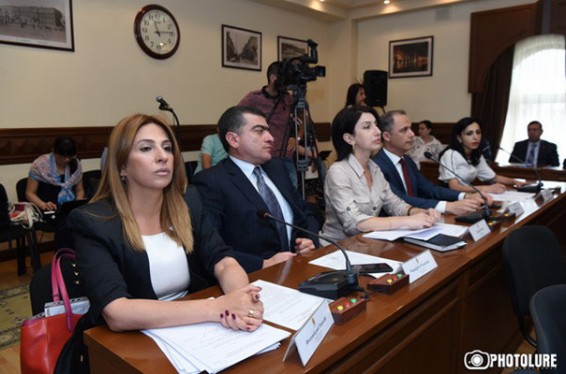 «Երկիր Ծիրանիի» 3 անդամները դեմ քվեարկեցին Նարա Շլեպչյանին ժողովրդական արտիստի կոչման արժանացնելու ավագանու որոշմանը