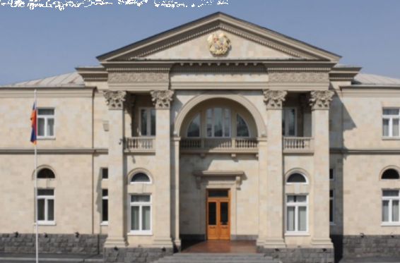 Տրանսպորտային միջոցների հաշվառման համարանիշեր կեղծելու մեղադրանքով հետախուզվող 24–ամյա երիտասարդը ներկայացել է դատարան