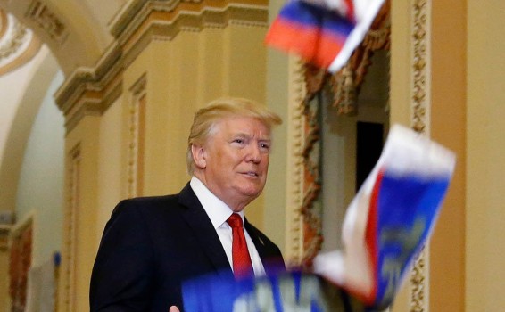 Трампа забросали российскими флагами