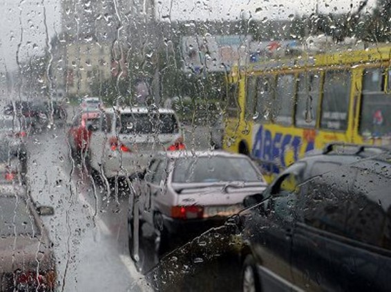 Երեւանում անձրեւը նորից հեղեղել է փողոցները. մեքենաներ են արգելափակվել