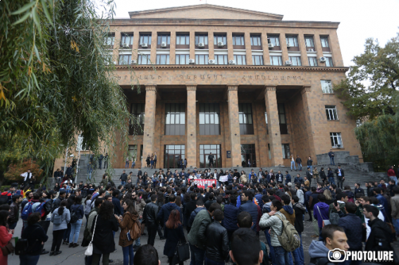 Протесты в Армении набирают обороты: студенты пойдут к Национальному Собранию