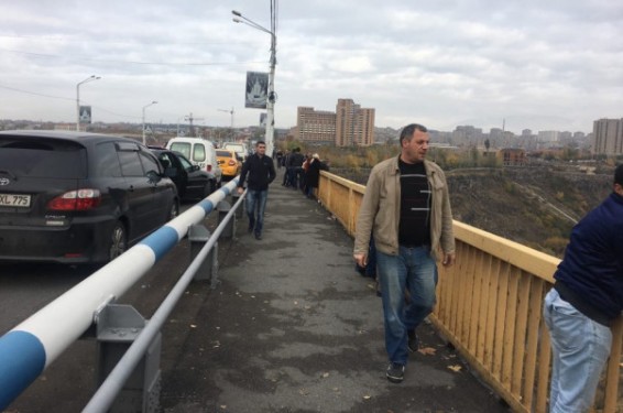 Երևանի Դավթաշեն կամրջից քաղաքացի է նետվել