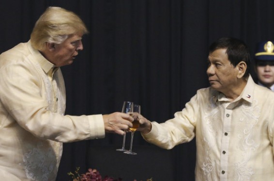 Video. Դու աշխարհիս լույսն ես. Ֆիլիպինների նախագահը երգել է Թրամփի «պահանջով»