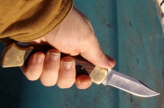 Աշտարակի 27-ամյա բնակչուհուն տեղափոխել են անծանոթի ավտոմեքենա, այնուհետև դանակարհված վիճակում՝ հիվանդանոց