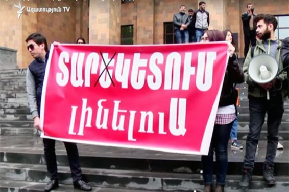 Դասադուլն ու հացադուլը շարունակվում է. ուսանողները երթով շարժվեցին դեպի ԱԺ շենք
