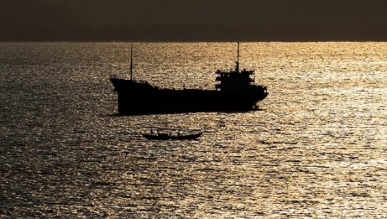 В Японском море загорелось судно с российскими моряками