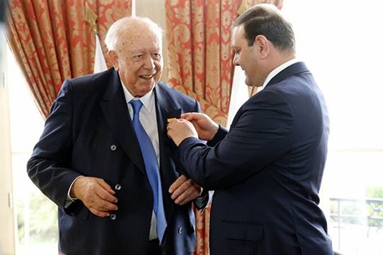 Տարոն Մարգարյանը Մարսելի քաղաքապետին պարգևատրել է Երևանի քաղաքապետի ոսկե մեդալով