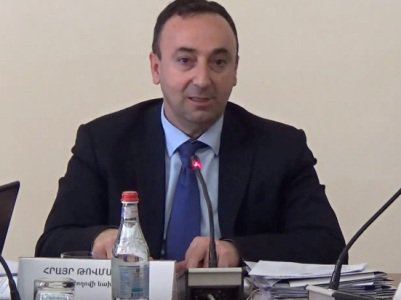 Եթերով ցուցադրվող սերիալներում ցույց են տալիս՝ ինչպես է ամուսինը կնոջ մազերից քաշելով տանում. Հրայր Թովմասյան