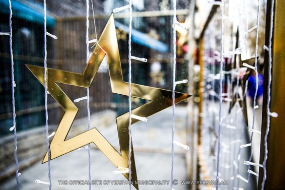 Մայրաքաղաքում շարունակվում են տոնական ձևավորման աշխատանքները