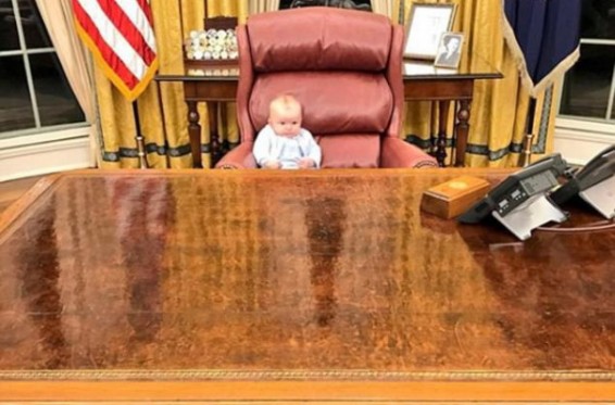 Թրամփի նորածին թոռը «զբաղեցրել» է պապի նախագահական աթոռը