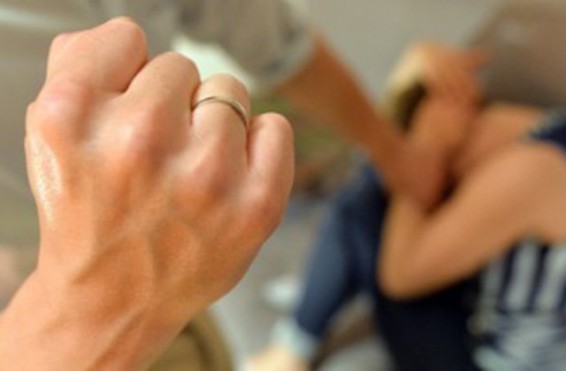 Տղամարդը ծեծել է կնոջը, ապա՝ վերջինս ընկերուհուն