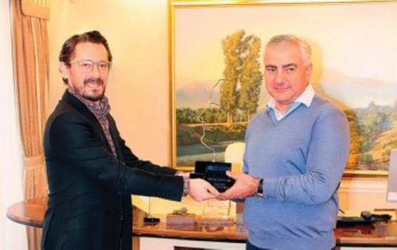 VIDEO. «Դե ֆակտո» ամսագրի խմբագրությունը Սամվել Կարապետյանին ճանաչել է 2017 թվականի տարվա մարդ