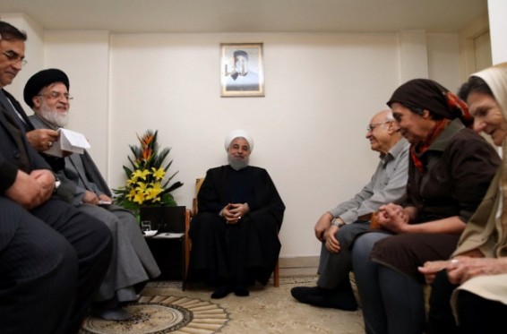 Իրանի նախագահը Սուրբ Ծննդյան տոնի նախօրեին այցելել է իրանահայ նահատակների ընտանիքներին