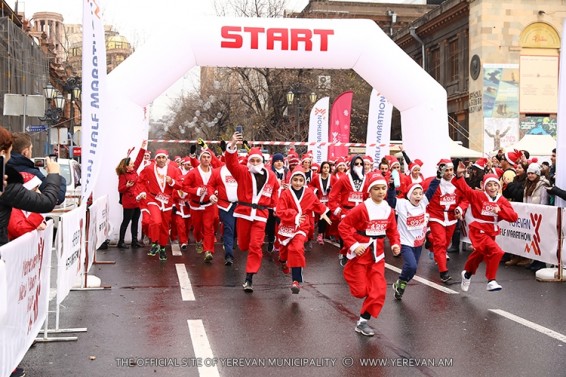 «Վազիր և օգնիր». Երևանում անցկացվել է Ձմեռ պապերի Ամանորի բարեգործական վազքարշավը