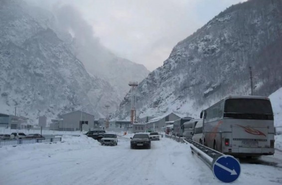 Լարսը բաց է միայն մինչև 12 տեղանոց մարդատար մեքենաների համար. ռուսական կողմում կուտակված բեռնատարների թիվը հասել է 385–ի