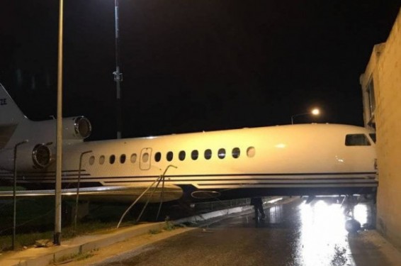 Photo.Մալթայի օդանավակայանում ուժեղ քամու հետևանքով ինքնաթիռը մխրճվել է պատի մեջ