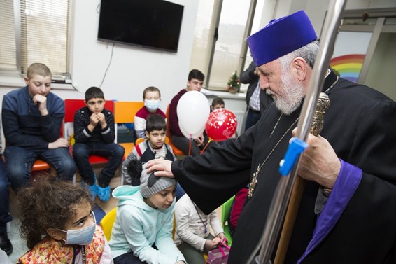 Ամենայն Հայոց Կաթողիկոսն այցելել է Ռ. Յոլյանի արյունաբանական կենտրոնում բուժվող մանուկներին
