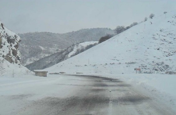 Վարդենյաց լեռնանցքը դժվարանցանելի է, Սոթք-Քարվաճառ ավտոճանապարհին տեղ-տեղ առկա է մերկասառույց