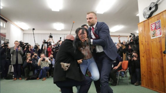 Активистка скандального движения Femen показала грудь президенту Чехии Милошу Земану