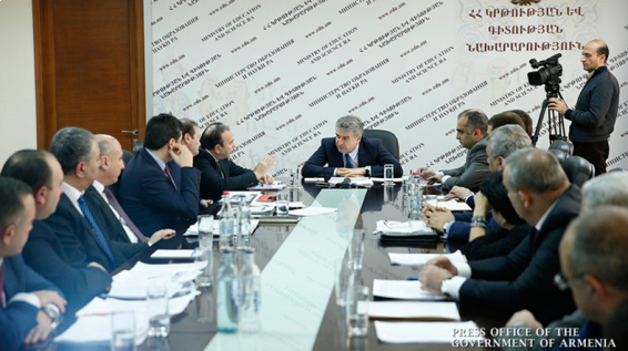 Премьеру Армении Карену Карапетяну представили новый закон о высшем образовании: политики будут исключены из вузов