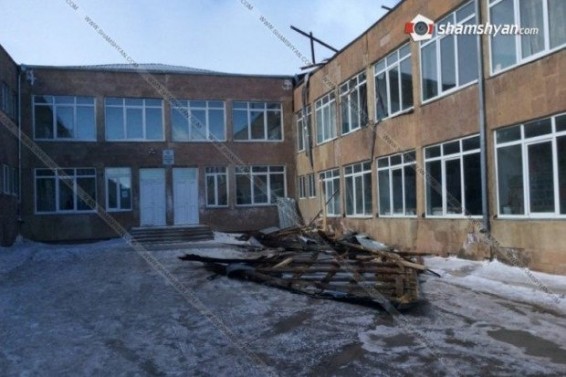 Արտակարգ դեպք Գեղարքունիքում. ուժեղ քամին պոկել ու շպրտել է դպրոցի տանիքը. երեխաներին տուն են ուղարկել