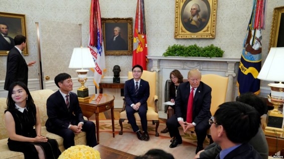 Трамп принял в Белом доме беглецов из Северной Кореи