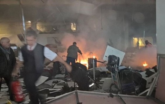 В аэропорту имени Ататюрка в Стамбуле прогремели два взрыва