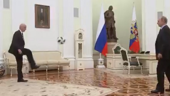 VIDEO: Владимир Путин пообщался с Инфантино с помощью мяча