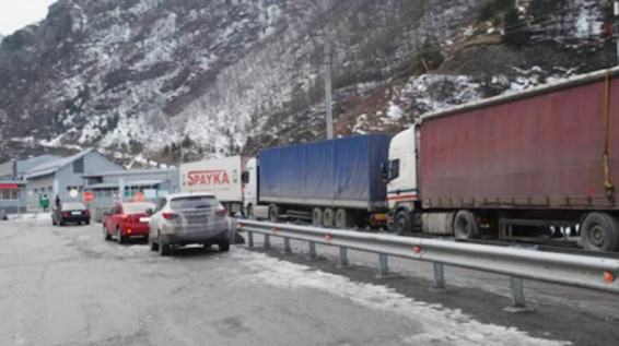 Автодорога Степанцминда – Ларс остается закрытой из-за метели и угрозы схода лавины