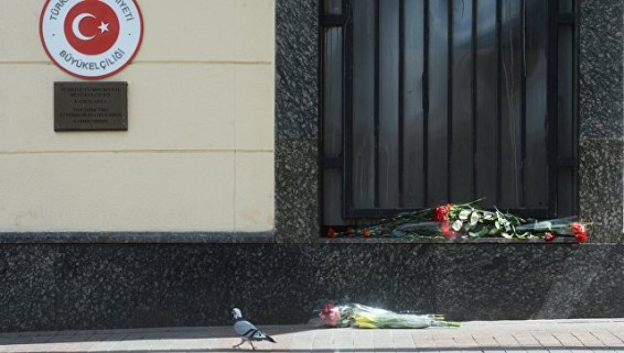 Москвичи несут цветы к посольству Турции в память о жертвах теракта