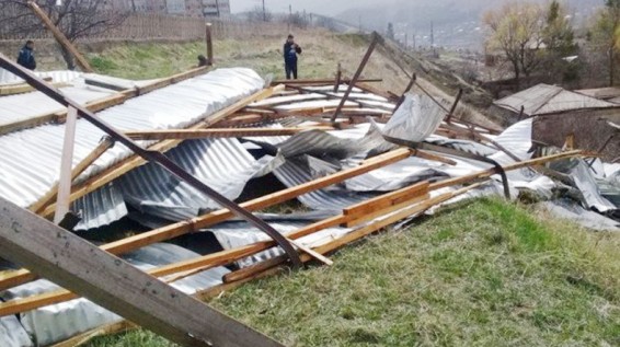 Из-за сильного ветра в армянском Ванадзоре повреждены крыши зданий