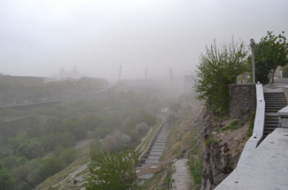 Երևանում քամուց տանիքներ են վնասվել. ուժեղ քամիները կշարունակվեն նաև այսօր