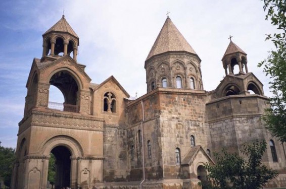 Ամենայն Հայոց Կաթողիկոսն օրհնեց Մայր Աթոռում համախմբված հարյուրավոր մանուկներին