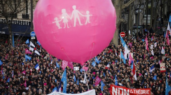 Le Parisien: ради однополых пар из парижских официальных документов уберут слова «отец» и «мать»