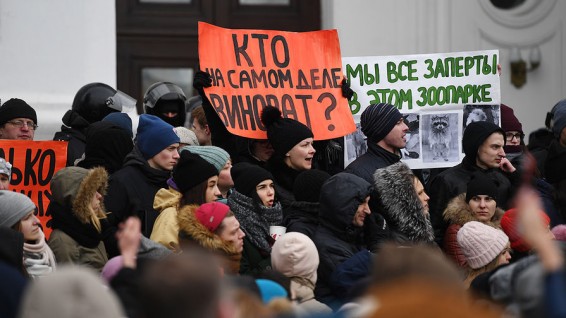 Тулеев так и не вышел к участникам стихийного митинга в Кемерово