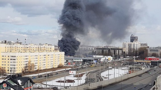 В Петербурге горит автосалон