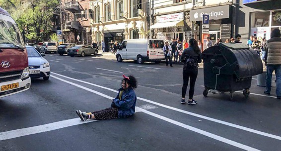 Транспортный коллапс Еревана продолжается: девушки легли на улице Амиряна