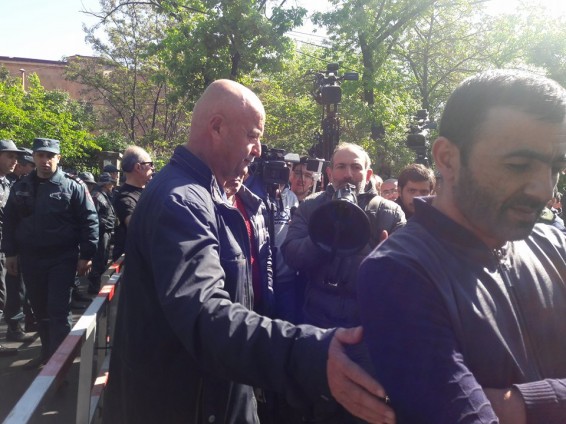 Նիկոլ Փաշինյանը Մաշտոցի պողոտայից բարձրանում է դեպի Ազգային ժողովի շենք