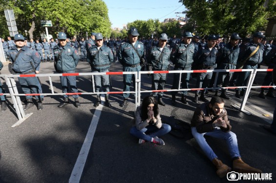 Силы полиции оттеснили протестующих с улицы Гераци в Ереване, происходят стычки