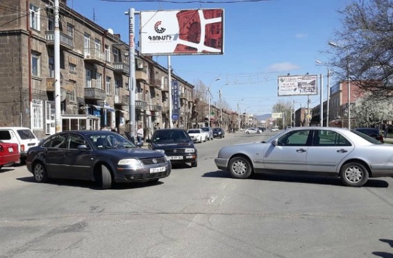 Գյումրիում շրջափակված է Շիրակի մարզպետարանի շենքը. Գալա