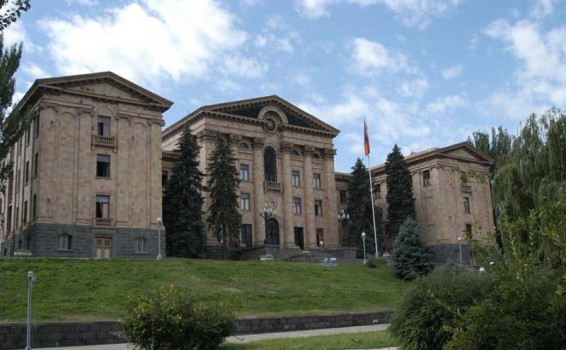 Ցուցարարները շարժվում են Ազգային ժողովի շենք