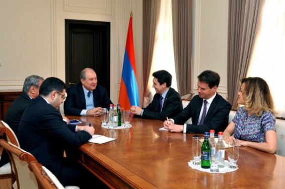 ՀՀ նախագահ Արմեն Սարգսյանը բարձր է գնահատել Ֆրանսիայի ջանքերը Արցախի հիմնախնդրի խաղաղ հան­գու­ցալուծման ուղղությամբ