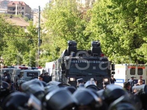 Ոստիկանությունը ջրցան մեքենա է բերել Բաղրամյան պողոտա